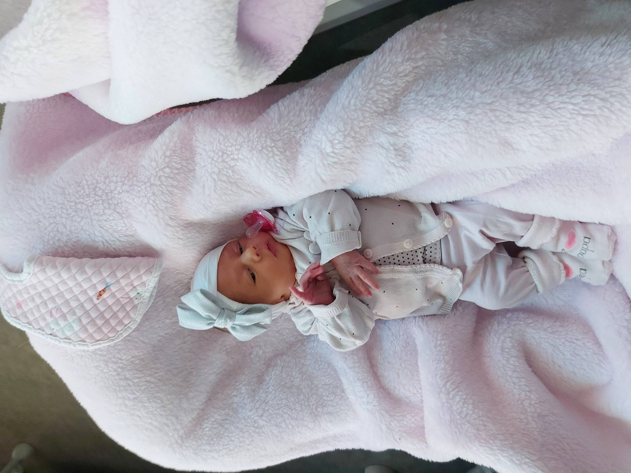 Kyara a rejoint le concours — aidez-le/la à gagner de superbes lots ! baby, baby_products, baby_toddler_clothing, bedding, child, comfort, dress, finger, hand, headwear, leg, linens, nail, nap, pattern, person, petal, pink, product, sleeve