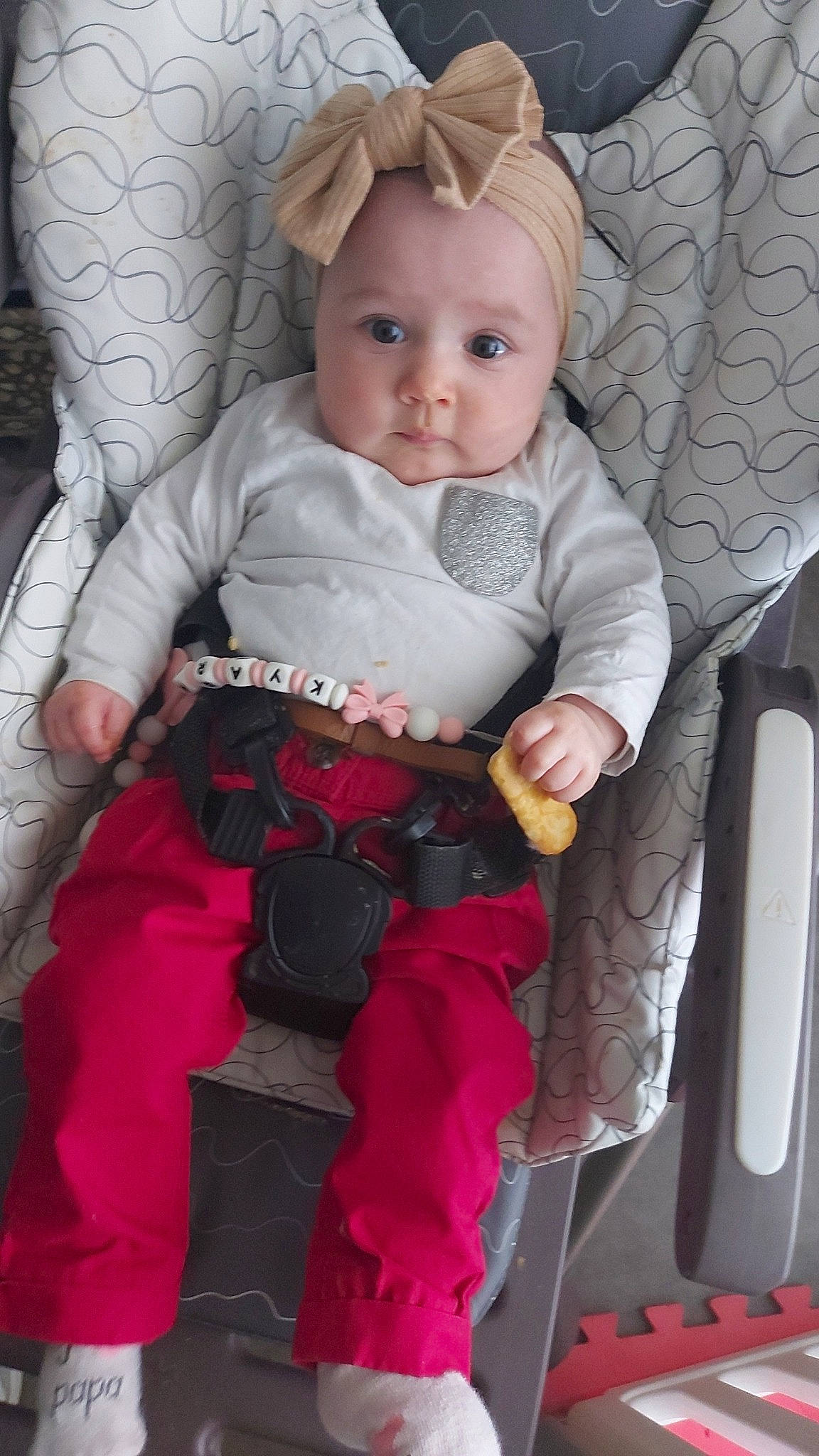 Kyara a rejoint le concours — aidez-le/la à gagner de superbes lots ! baby, baby_carriage, baby_products, baby_toddler_clothing, carmine, chair, cheek, child, comfort, human_body, lap, leg, linens, magenta, person, pink, sitting, skin, sleeve, sock