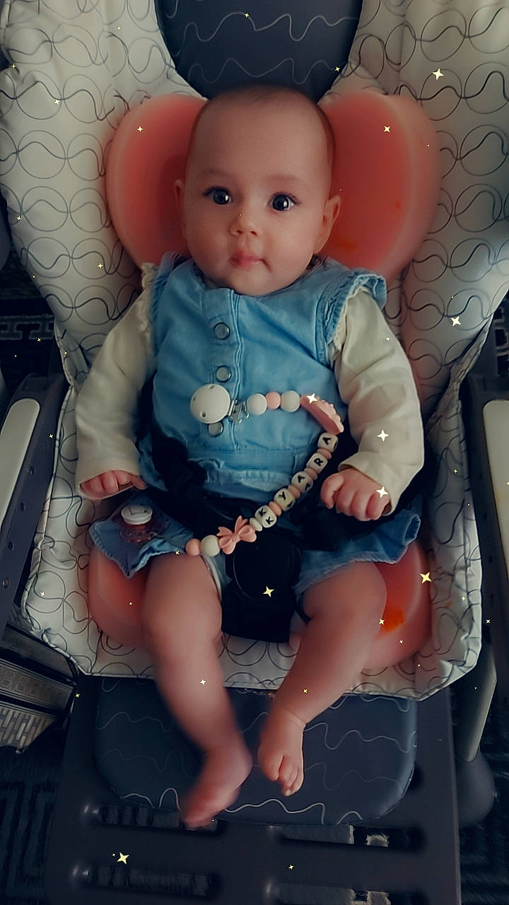 Kyara participe au concours pour gagner de l'argent avec cette photo : baby_toddler_clothing, balloon, blue, cheek, chest, child, comfort, doll, hairstyle, head, human_body, iris, joint, peach, person, pink, sitting, skin, sleeve, toy