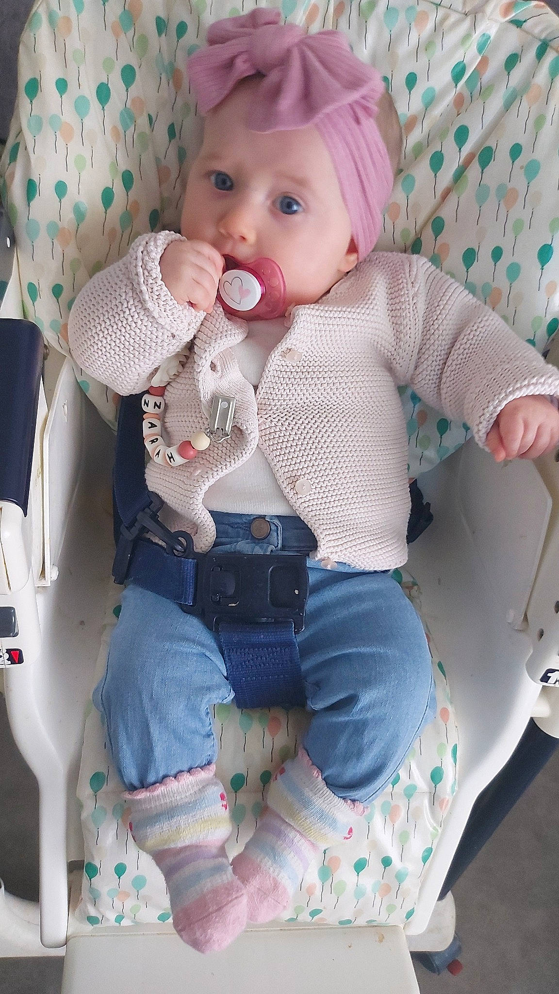 Zarah a rejoint le concours — aidez-le/la à gagner de superbes lots ! baby, baby_products, baby_toddler_clothing, cheek, child, doll, eye, head, headwear, iris, lip, pattern, person, pink, skin, sleeve, textile, thigh, toddler, toy