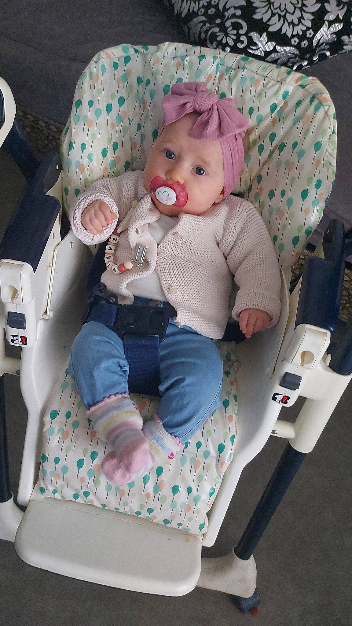 Zarah a rejoint le concours — aidez-le/la à gagner de superbes lots ! baby, baby_carriage, baby_products, baby_toddler_clothing, baby_toys, car_seat, child, comfort, doll, headwear, lap, pattern, person, pink, plastic, product, room, sitting, stuffed_toy, toddler