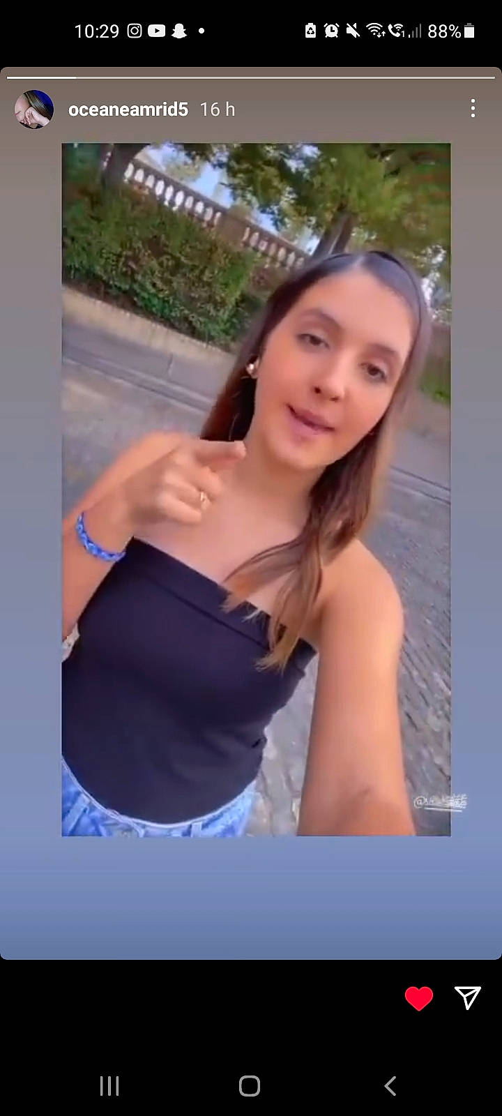 Océane participe au concours pour gagner de l'argent avec cette photo : abdomen, chest, elbow, electric_blue, eye, face, flash_photography, formal_wear, gesture, hair, happy, human_leg, long_hair, person, plant, shoulder, sleeve, smile, thigh, trunk