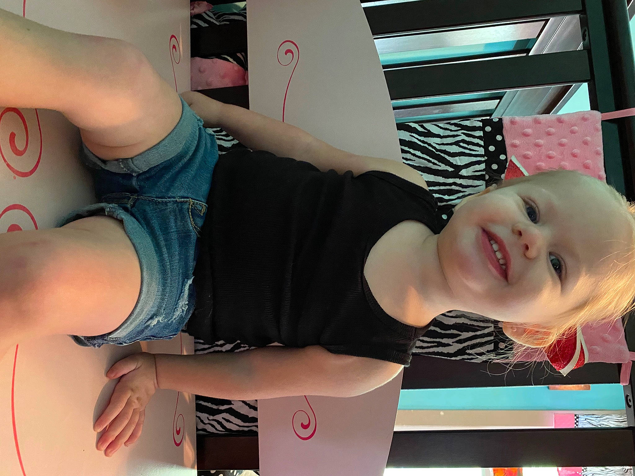 Genesis is registered to the contest to win money with this photo: black_hair, clothing, cool, elbow, eyewear, flash_photography, hairstyle, happy, joint, joy, knee, leg, mouth, muscle, neck, person, pink, shoulder, smile, t_shirt