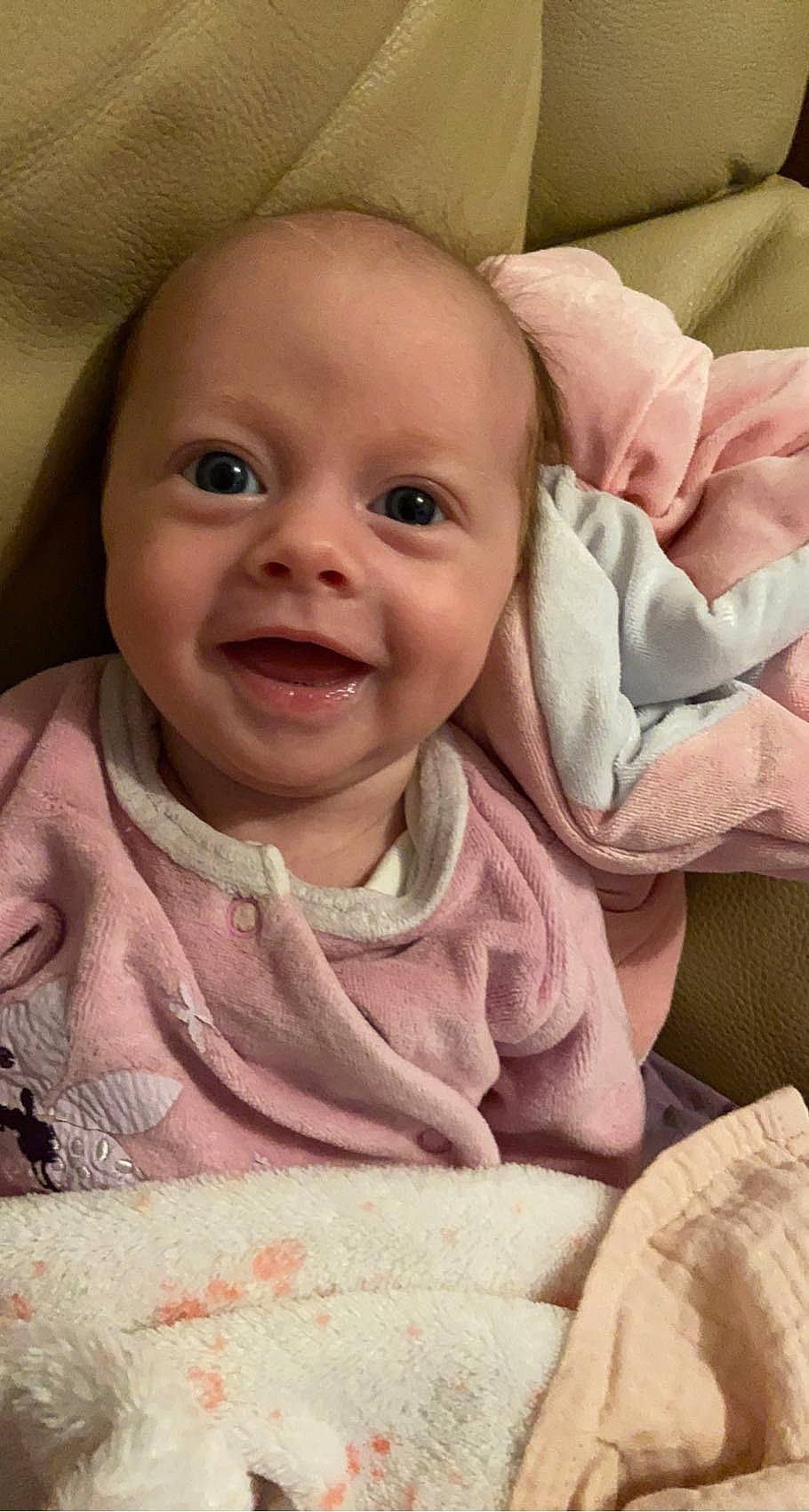 Elia participe au concours pour gagner de l&#x27;argent avec cette photo : baby, cheek, chin, comfort, eyebrow, gesture, happy, iris, lip, mouth, nose, outerwear, person, pink, product, skin, sleeve, smile, textile, toddler