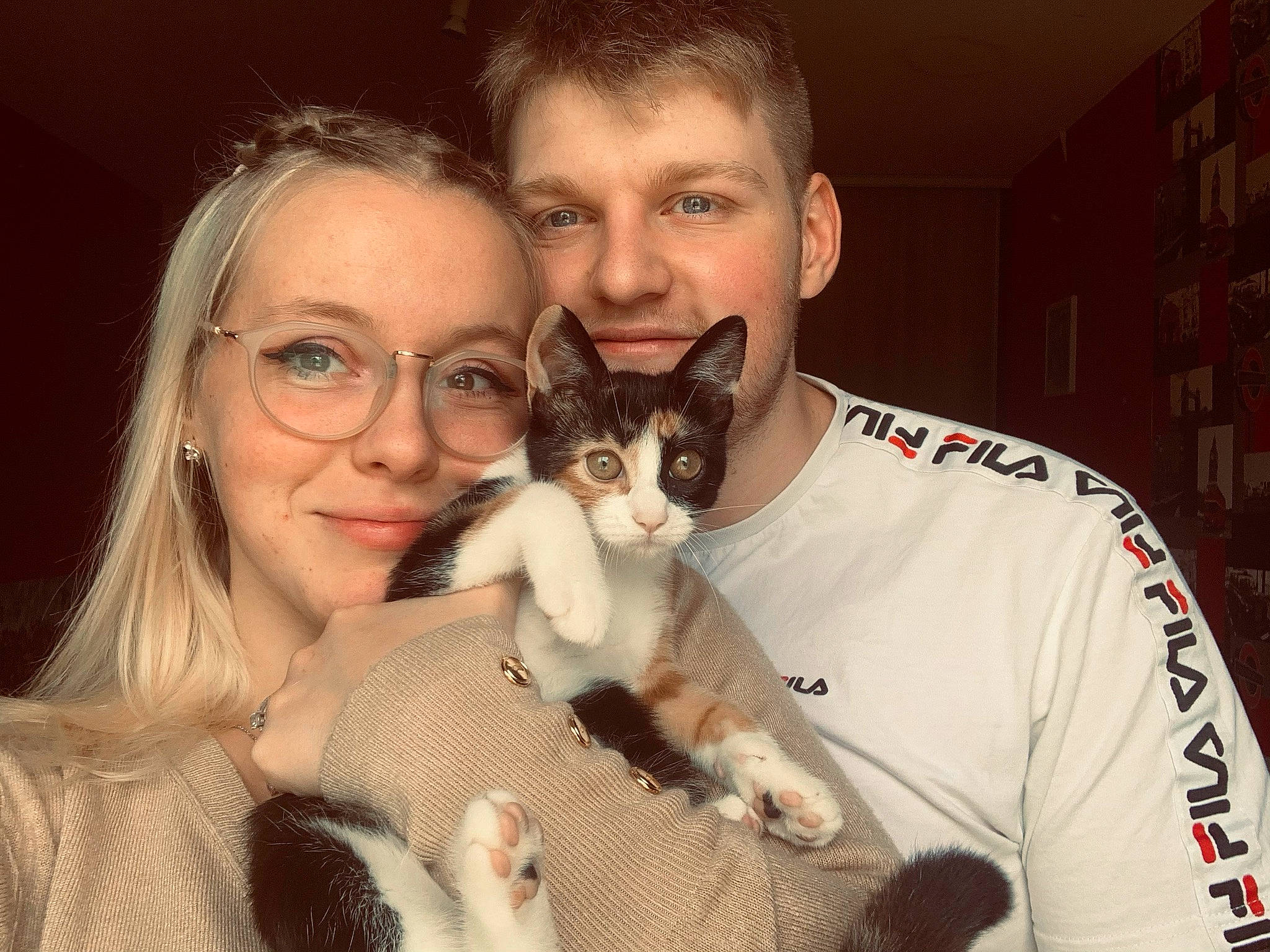 Roxa participe au concours pour gagner de l'argent avec cette photo : aegean_cat, carnivore, cat, cheek, domestic_short_haired_cat, eye, felidae, friendship, fur, head, iris, kitten, nose, photography, selfie, skin, small_to_medium_sized_cats, smile, snowshoe, whiskers