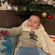 Maëlo participe au concours pour gagner de l'argent avec cette photo : baby, blanket, child, christmas_tree, cozy, cute, decorations, festive, floor, gold_balls, happy, holiday, indoors, mickey_mouse, ornaments, person, red_balls, smiling, sweater, white_balls