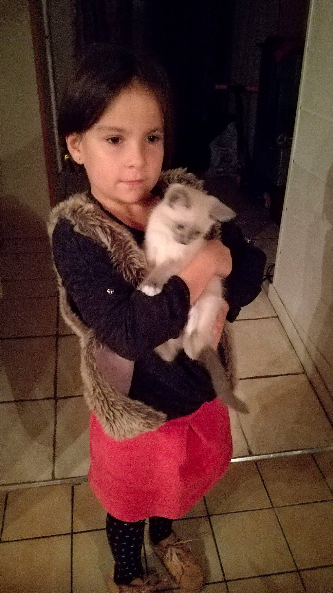 Clara a rejoint le concours — aidez-le/la à gagner de superbes lots ! arm, child, day, fun, fur, girl, hug, iris, joint, leg, mammal, person, product, shoulder, skin, snapshot, textile, toddler, trunk