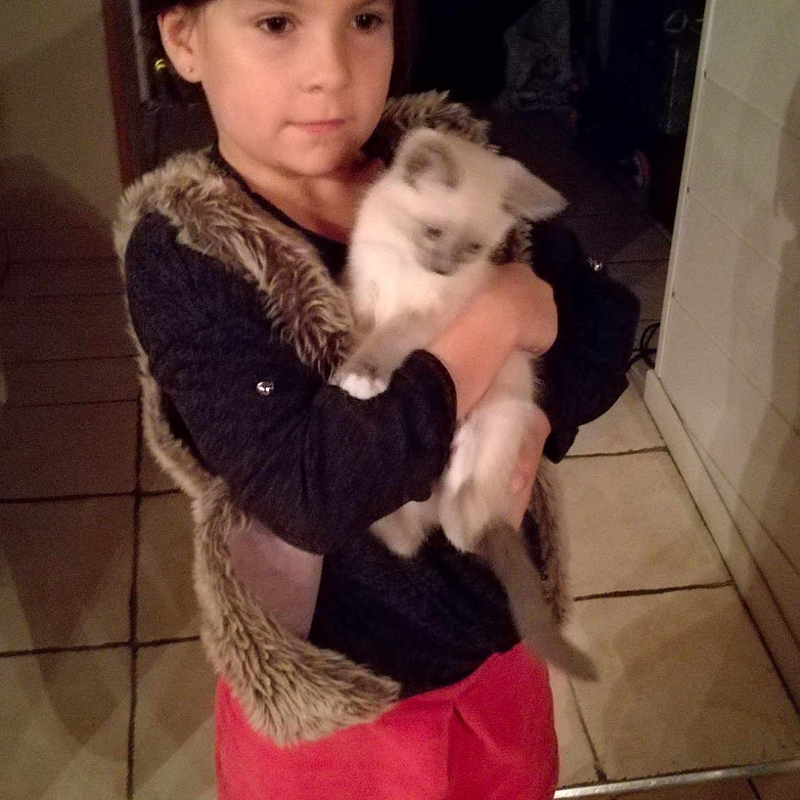 Clara a rejoint le concours — aidez-le/la à gagner de superbes lots ! arm, child, day, fun, fur, girl, hug, iris, joint, leg, mammal, person, product, shoulder, skin, snapshot, textile, toddler, trunk