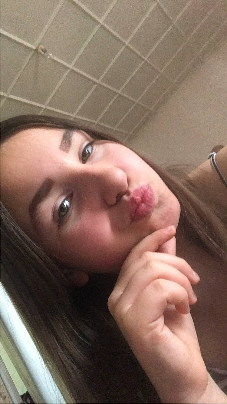 Lizea participe au concours pour gagner de l'argent avec cette photo : black_hair, cheek, chin, close_up, comfort, cool, eyebrow, eyelash, flash_photography, gesture, jaw, lip, long_hair, mouth, neck, nose, person, selfie, shoulder, skin