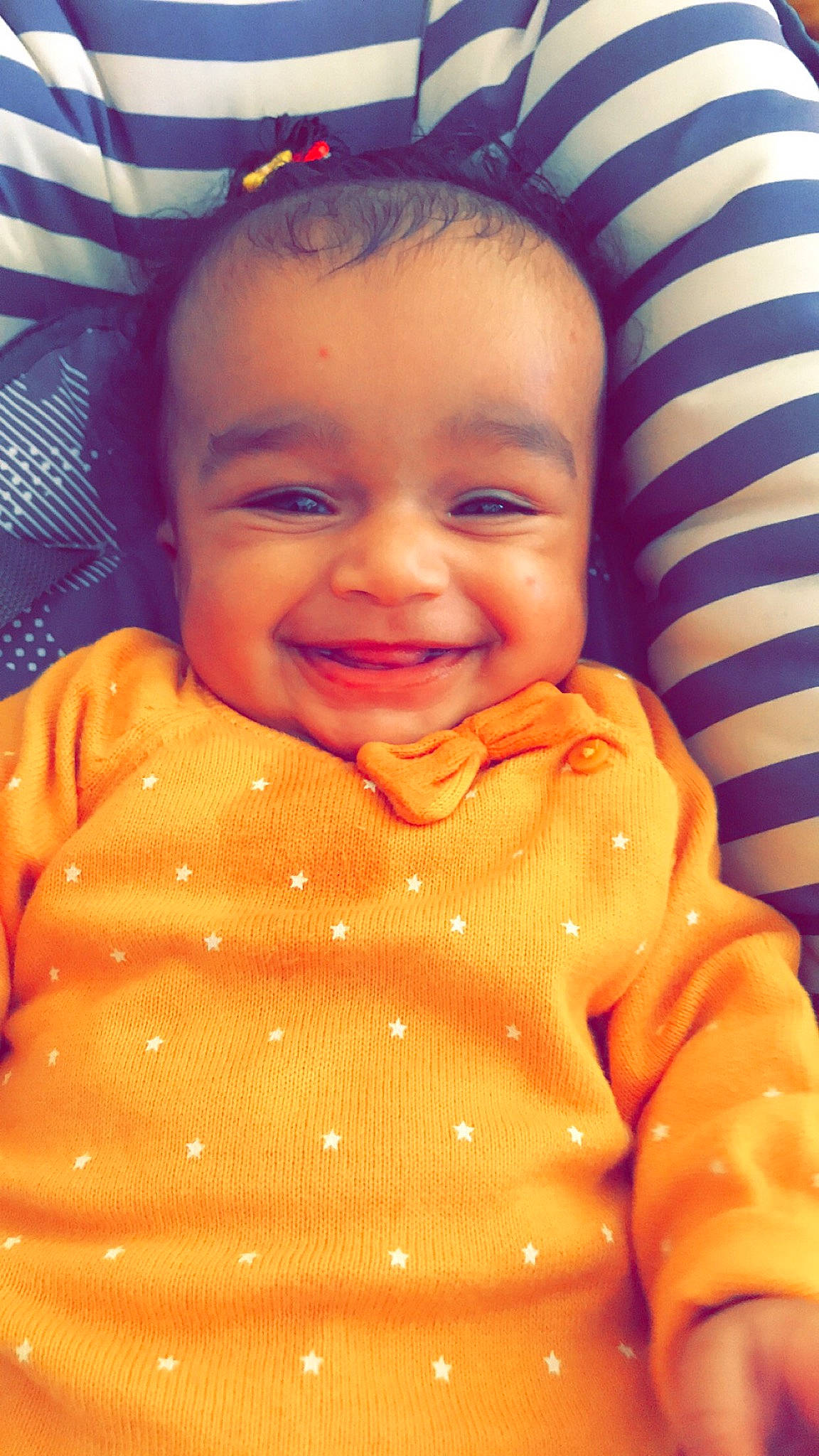 Mylena participe au concours pour gagner de l'argent avec cette photo : baby_toddler_clothing, blue, cheek, chin, eye, eyebrow, forehead, head, human_body, iris, joy, lip, mouth, neck, nose, orange, person, product, skin, sleeve