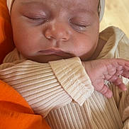 Ylona a rejoint le concours — aidez-le/la à gagner de superbes lots ! baby, child, closeup, cozy, cute, face, hand, headband, indoor, infant, newborn, orange_background, peaceful, pink_plush, portrait, resting, ribbed_clothing, skin, sleeping, soft_texture