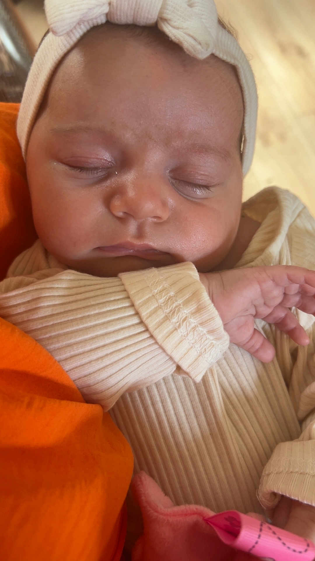 Ylona a rejoint le concours — aidez-le/la à gagner de superbes lots ! baby, child, closeup, cozy, cute, face, hand, headband, indoor, infant, newborn, orange_background, peaceful, pink_plush, portrait, resting, ribbed_clothing, skin, sleeping, soft_texture