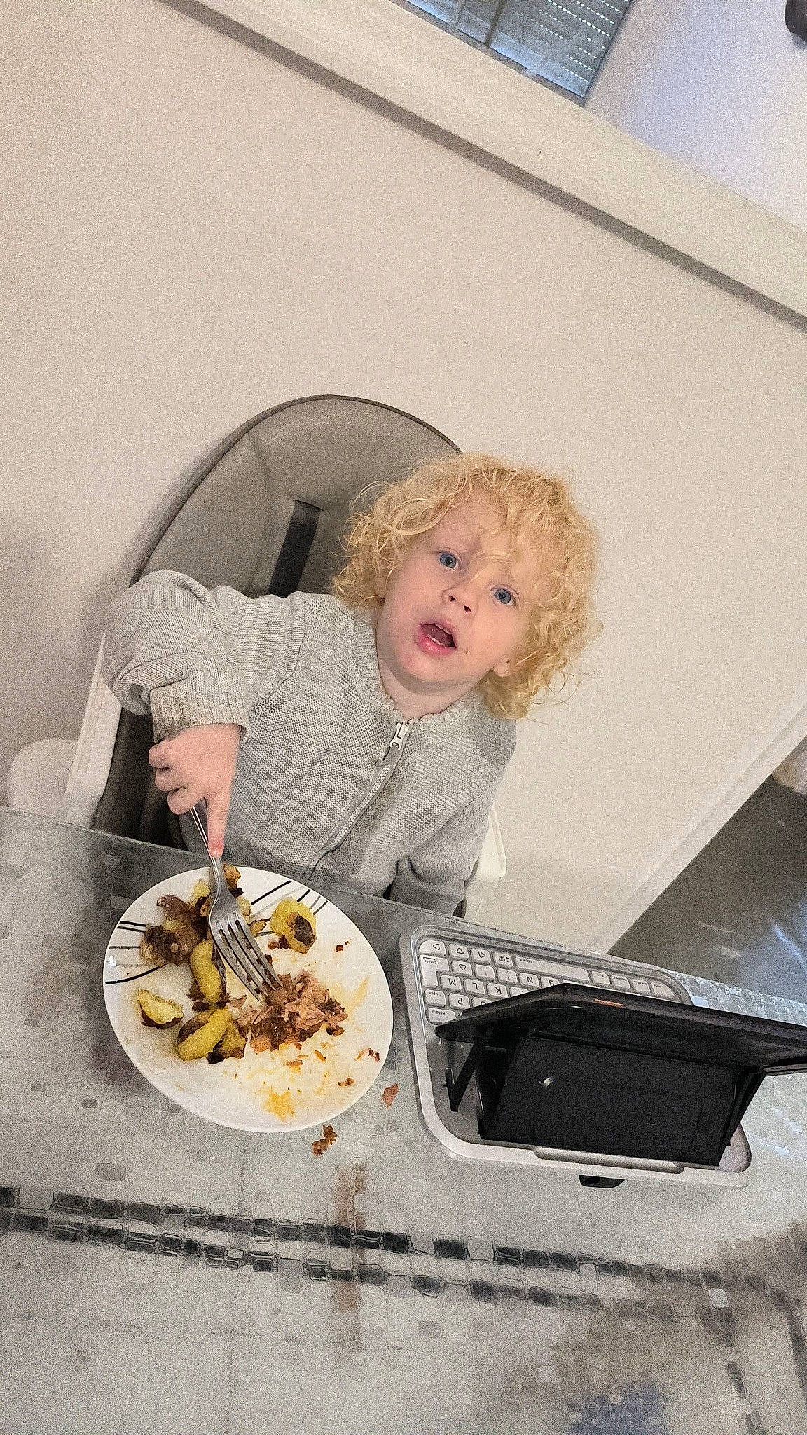 Côme a rejoint le concours — aidez-le/la à gagner de superbes lots ! baby, breakfast, chair, child, comfort_food, cooking, cuisine, dish, dishware, eating, food, food_craving, ingredient, person, plate, recipe, sitting, surprise, table, tableware