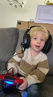 Côme a rejoint le concours — aidez-le/la à gagner de superbes lots ! audio_equipment, baby, child, comfort, ear, electronic_device, flooring, fun, gadget, headphones, headset, hearing, output_device, peripheral, person, sitting, smile, technology, toddler, toy