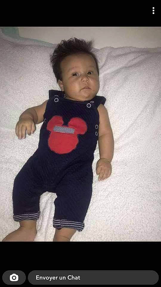 Nayden participe au concours pour gagner de l'argent avec cette photo : arm, baby, baby_toddler_clothing, cheek, comfort, cool, elbow, finger, gesture, hand, happy, human_body, joint, neck, person, shoulder, sleeve, t_shirt, thigh, toddler