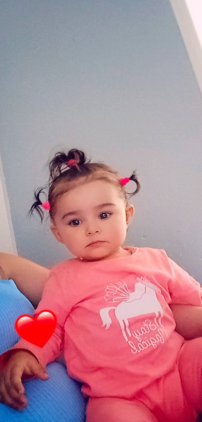 Illana a rejoint le concours — aidez-le/la à gagner de superbes lots ! arm, audio_equipment, baby_toddler_clothing, black_hair, cheek, dress, ear, eyelash, facial_expression, flash_photography, hair, happy, head, lip, magenta, neck, person, pink, shoulder, skin