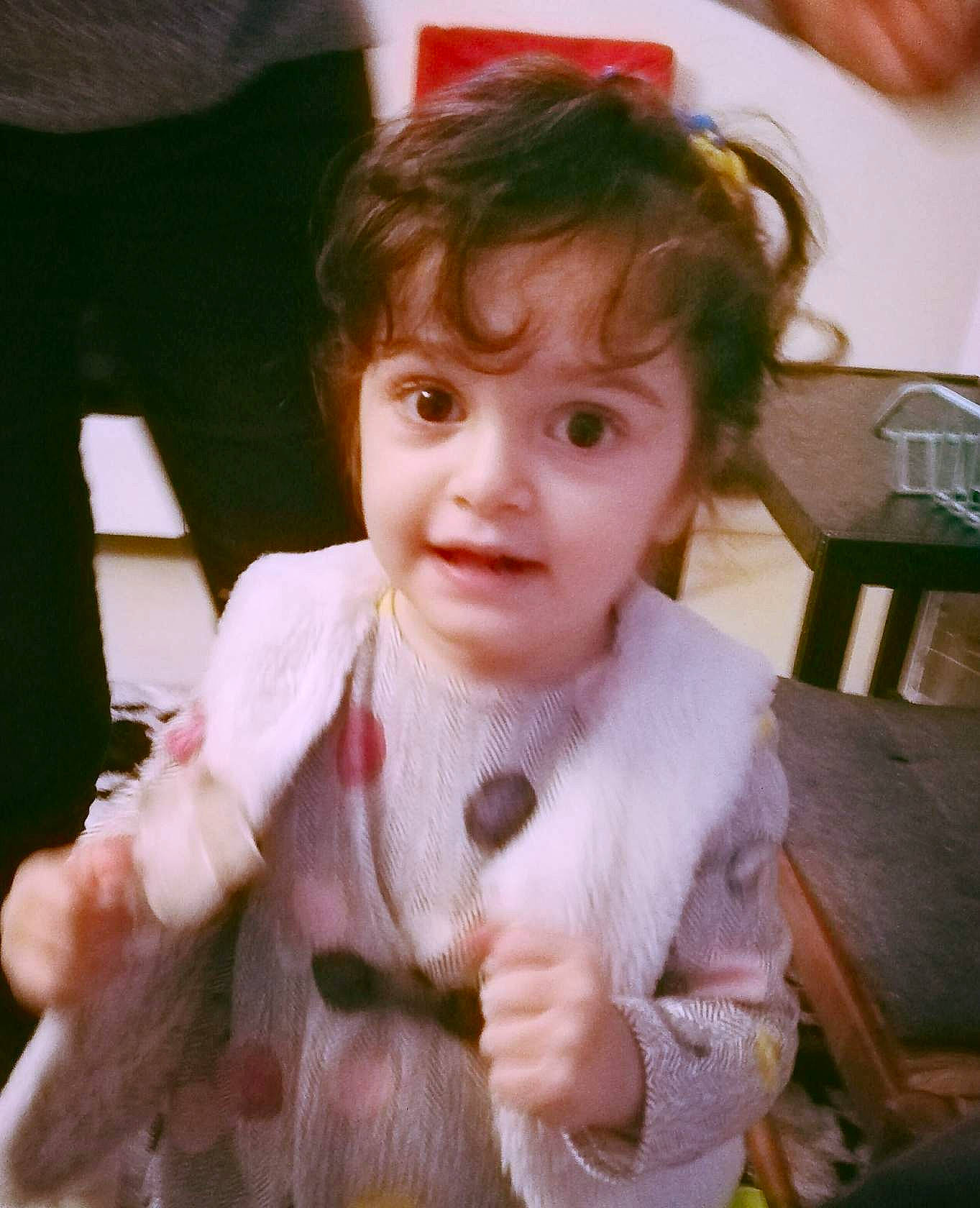 Aida a rejoint le concours — aidez-le/la à gagner de superbes lots ! baby_toddler_clothing, bangs, chair, cheek, child, dress, eyebrow, eyelash, finger, gesture, happy, iris, lip, mouth, nose, person, sitting, skin, sleeve, thumb