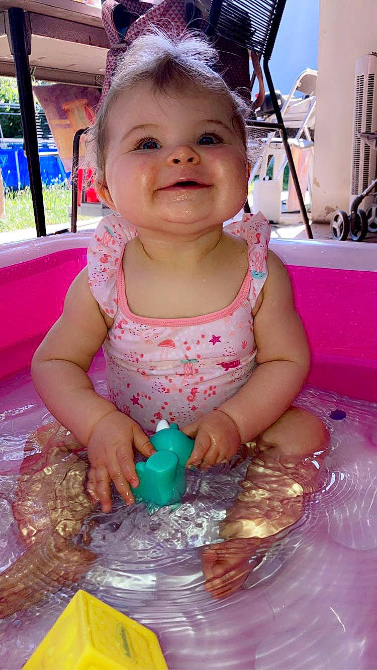 Lina participe au concours pour gagner de l'argent avec cette photo : baby, baby_toddler_clothing, beauty, cheek, child, event, fun, happy, joy, leisure, magenta, people, person, pink, plant, play, recreation, sitting, skin, smile