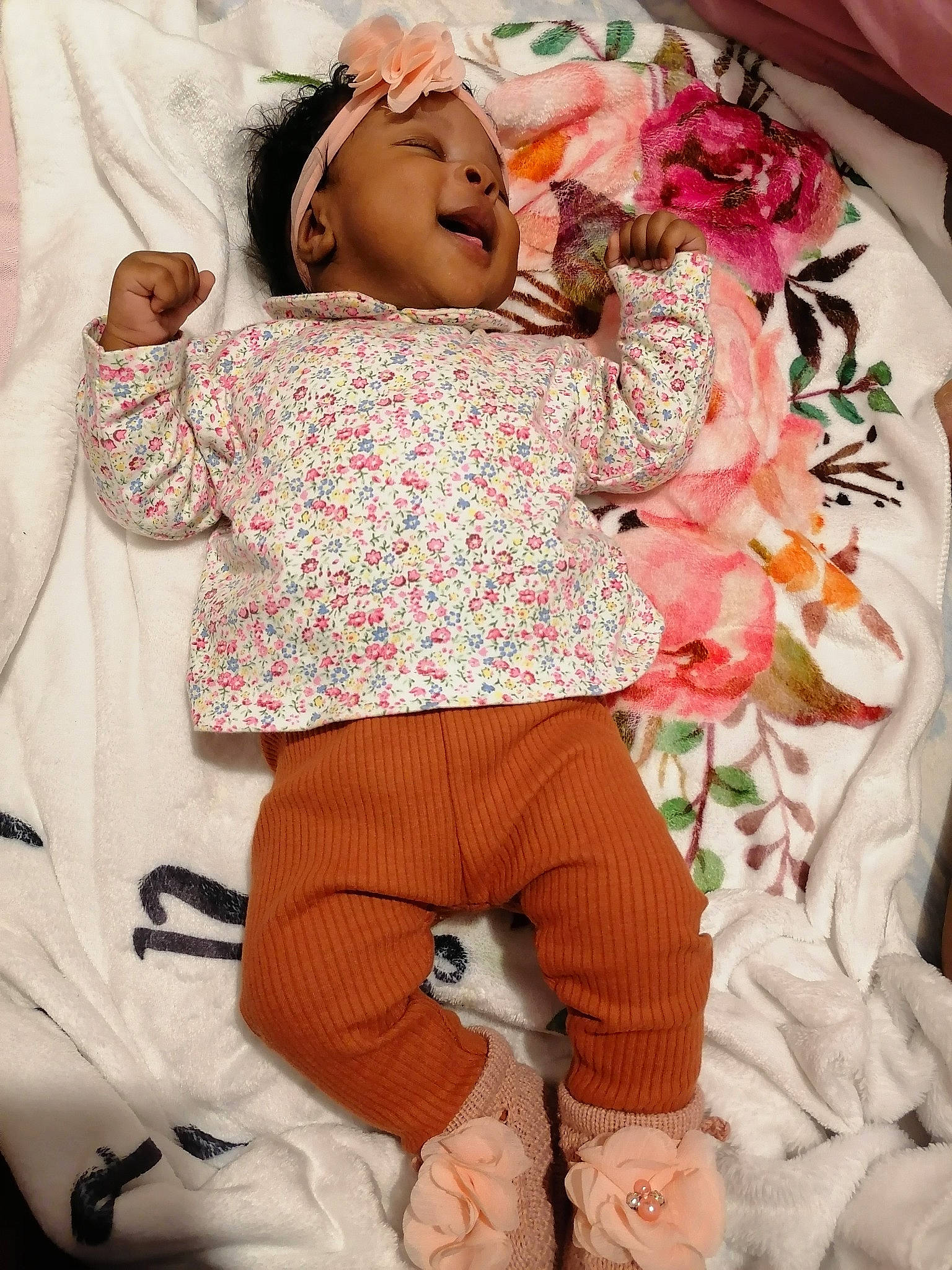 Lyana a rejoint le concours — aidez-le/la à gagner de superbes lots ! baby, baby_products, baby_toddler_clothing, bedding, child, comfort, face, happy, linens, magenta, pattern, peach, person, pink, skin, sleeve, sock, textile, thigh, toddler