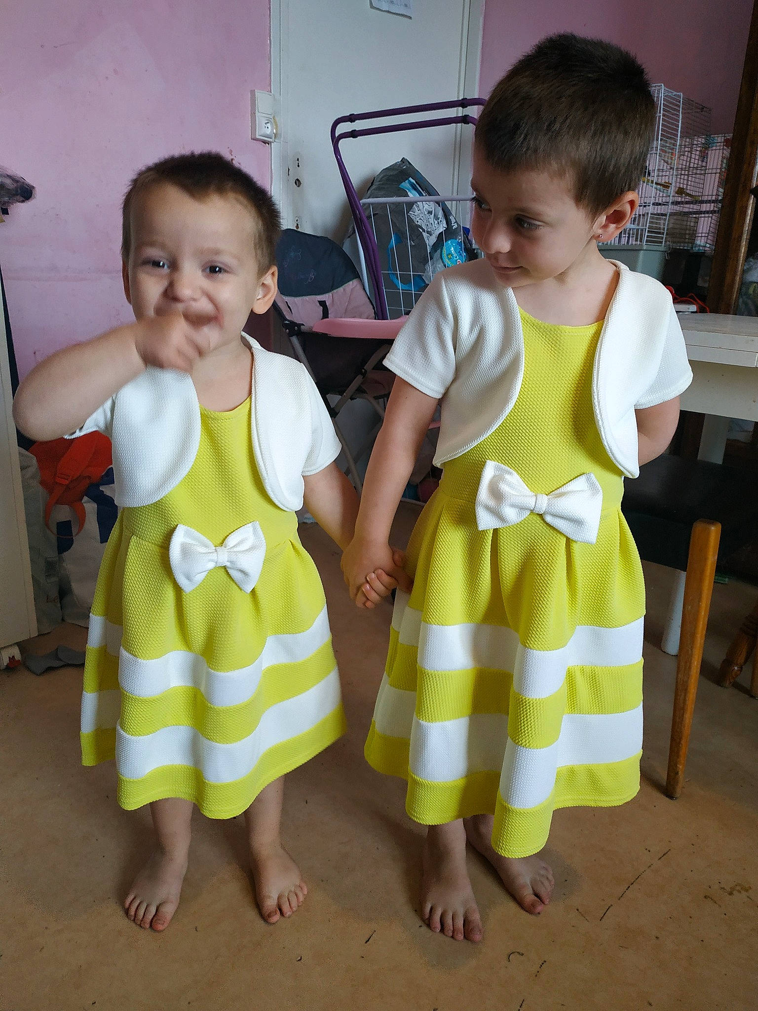 Ilona Et Melyssa participe au concours pour gagner de l'argent avec cette photo : baby_toddler_clothing, child, dress, pattern, person, toddler, yellow