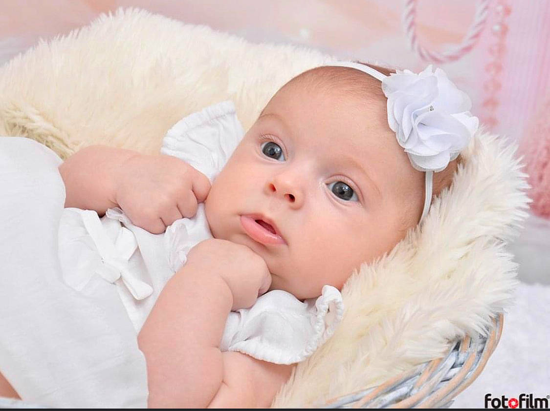 Inês participe au concours pour gagner de l'argent avec cette photo : baby, baby_toddler_clothing, child, comfort, costume_hat, embellishment, fashion_accessory, flash_photography, fur, hair_accessory, happy, hat, headband, headgear, headpiece, headwear, iris, person, pink, portrait_photography