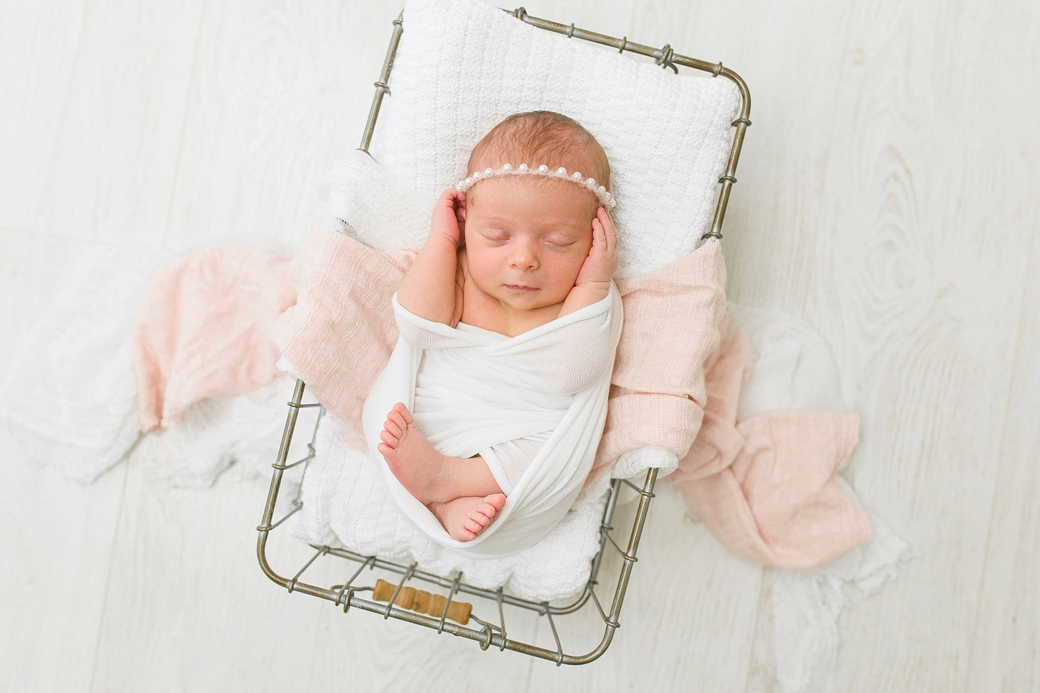 Inês participe au concours pour gagner de l'argent avec cette photo : arm, baby, baby_products, baby_sleeping, baby_toddler_clothing, child, comfort, fashion_accessory, hair_accessory, headband, headpiece, jewellery, linens, pattern, person, pink, portrait_photography, sitting, sleeve, toddler