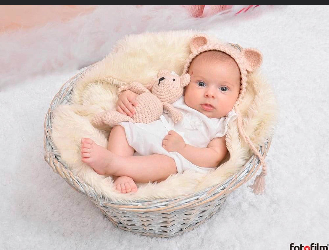 Inês participe au concours pour gagner de l'argent avec cette photo : baby, baby_products, baby_sleeping, baby_toddler_clothing, basket, child, comfort, eyelash, fashion_accessory, grass, happy, headgear, infant_bed, person, picnic_basket, pink, product, skin, storage_basket, toddler