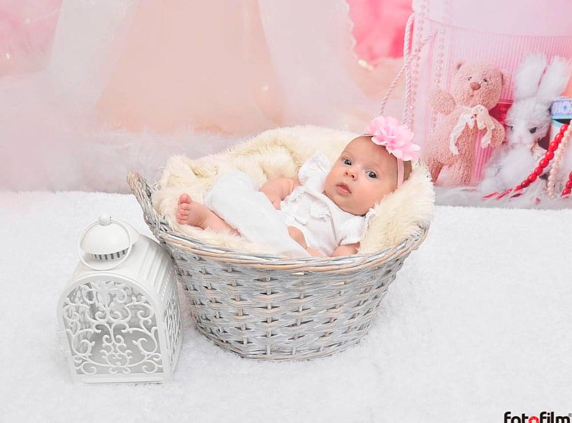 Inês participe au concours pour gagner de l'argent avec cette photo : baby, baby_products, baby_safety, baby_sleeping, baby_toddler_clothing, basket, child, comfort, event, fashion_accessory, infant_bed, linens, peach, person, pink, room, sitting, storage_basket, textile, toddler