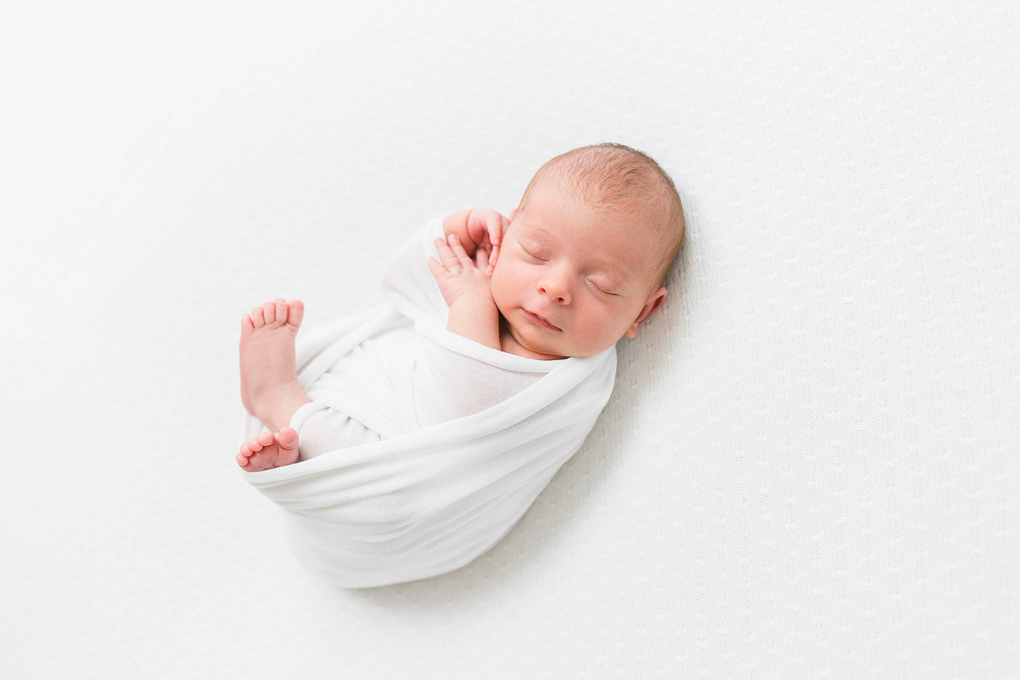 Inês participe au concours pour gagner de l'argent avec cette photo : arm, art, baby, baby_products, baby_sleeping, baby_toddler_clothing, barefoot, cheek, child, comfort, flooring, fur, gesture, happy, illustration, linens, person, portrait_photography, sitting, sleeve