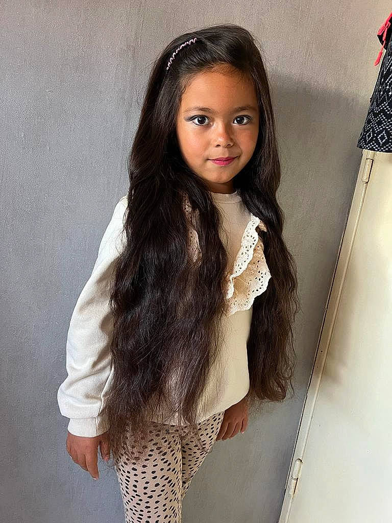 Naya participe au concours pour gagner de l'argent avec cette photo : black_hair, eyebrow, eyelash, face, fashion_design, fashion_model, flag, flash_photography, flooring, formal_wear, hair, head, joy, lace_wig, layered_hair, lip, long_hair, outerwear, person, sleeve