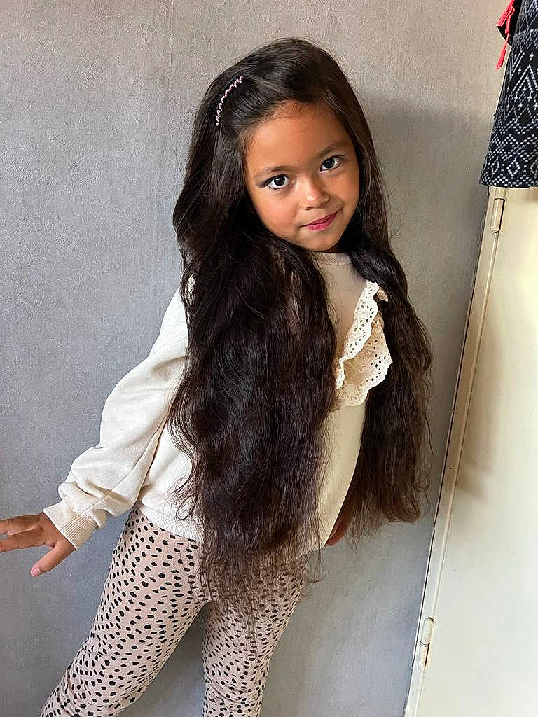 Naya participe au concours pour gagner de l'argent avec cette photo : black_hair, blazer, eyebrow, eyelash, face, fashion_design, fashion_model, flash_photography, formal_wear, hairstyle, joy, layered_hair, lip, long_hair, makeover, neck, outerwear, person, sleeve, smile