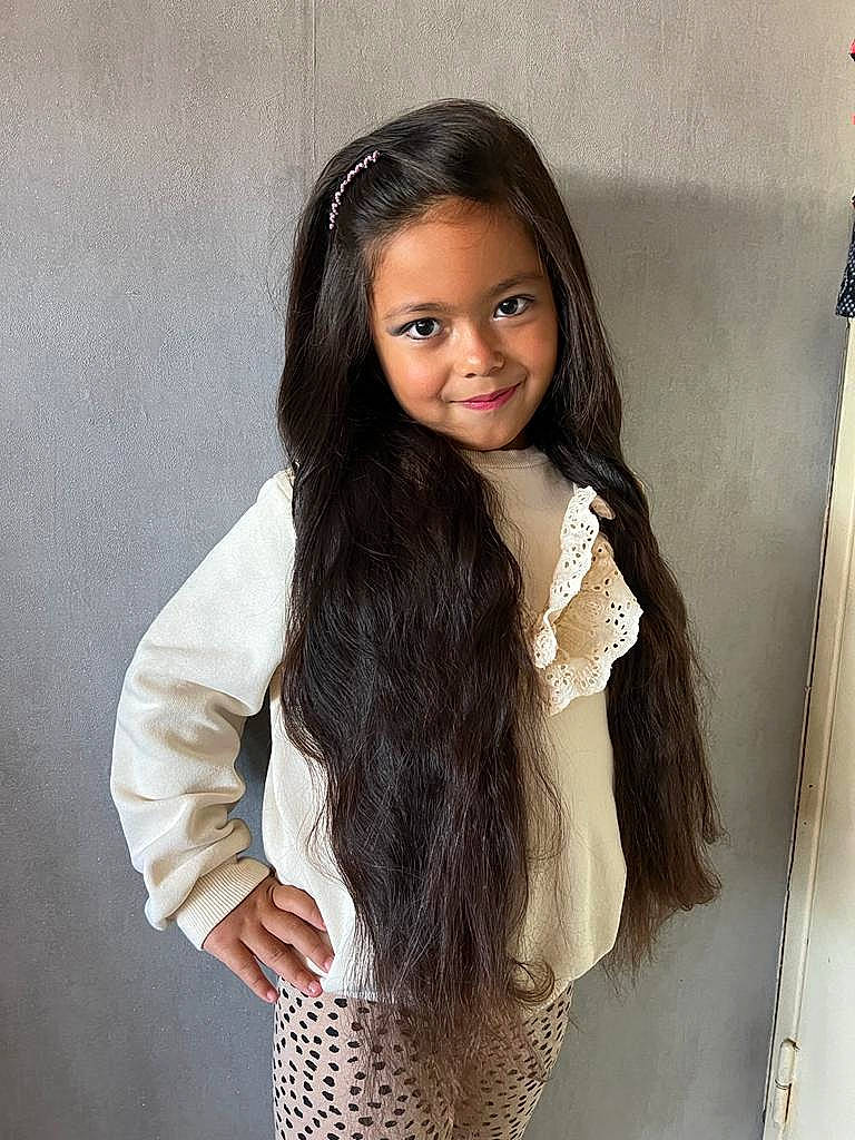 Naya participe au concours pour gagner de l'argent avec cette photo : black_hair, chin, eye, eyebrow, eyelash, flash_photography, gesture, hair, head, iris, jaw, joy, leg, lip, neck, outerwear, person, skin, sleeve, smile