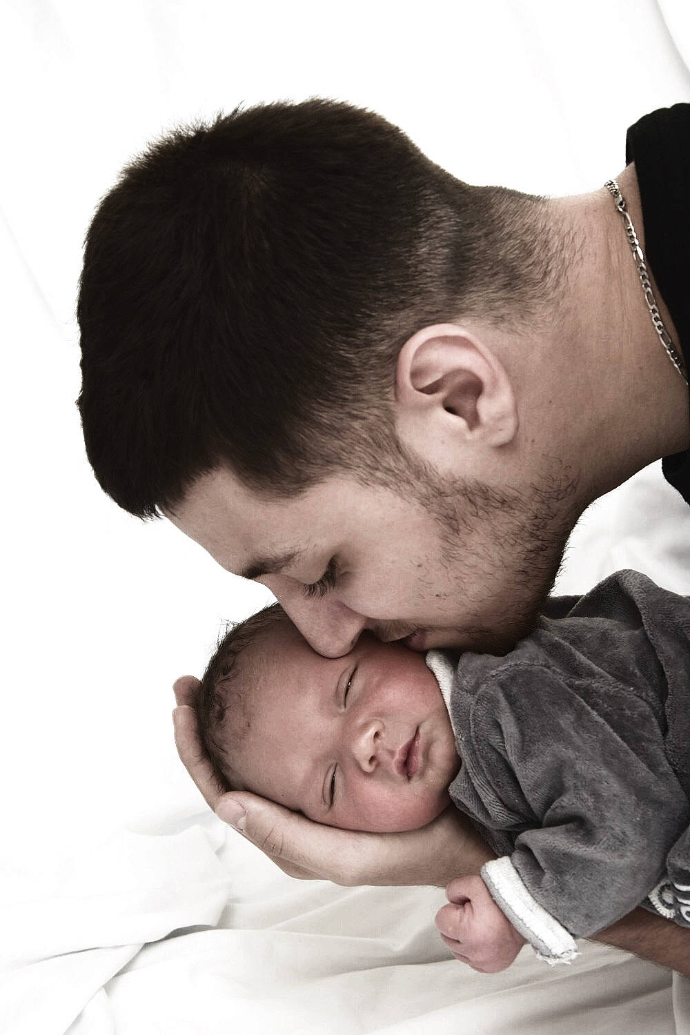 Lissandro a rejoint le concours — aidez-le/la à gagner de superbes lots ! arm, baby, birth, black_hair, cheek, child, ear, forehead, gesture, hug, interaction, love, neck, nose, person, photography, sleep, toddler