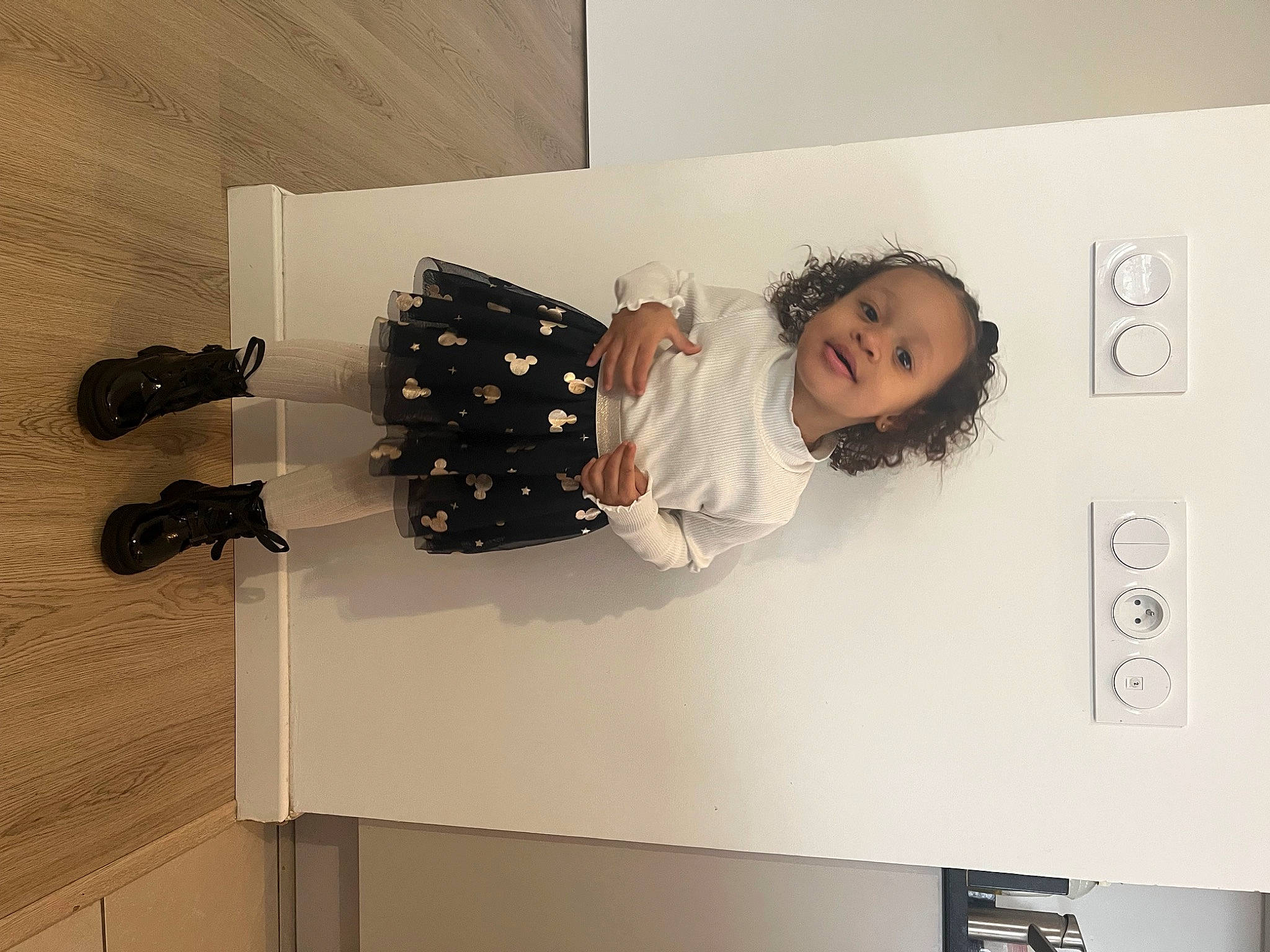 Melya participe au concours pour gagner de l'argent avec cette photo : child, eyewear, fashion_design, flooring, font, happy, person, room, sleeve, smile, toddler, wood