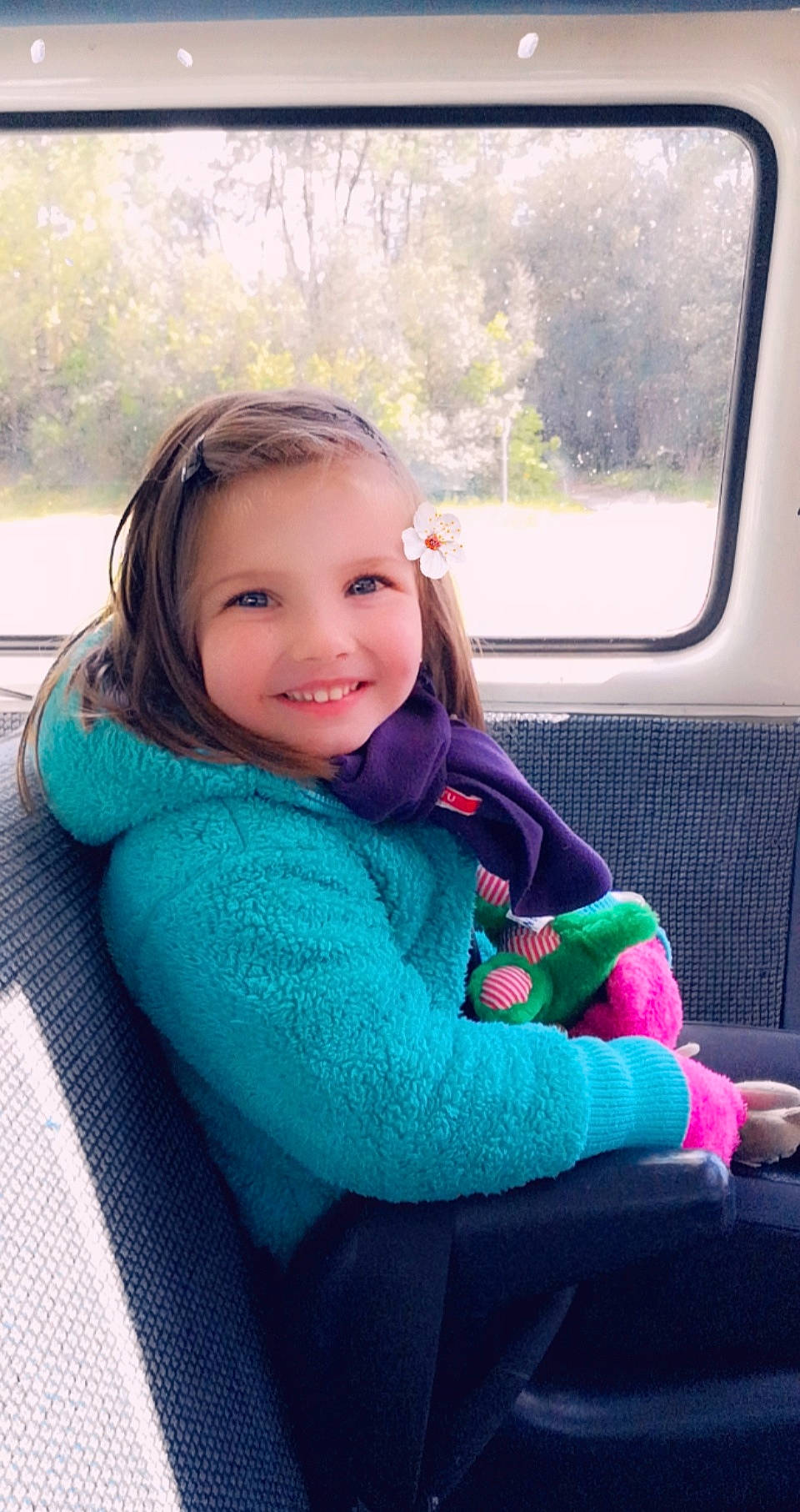 Kenzie a rejoint le concours — aidez-le/la à gagner de superbes lots ! baby, car_seat, cheek, child, eye, face, green, head, joy, lip, nose, outerwear, people, person, pink, sitting, skin, smile, toddler, tree