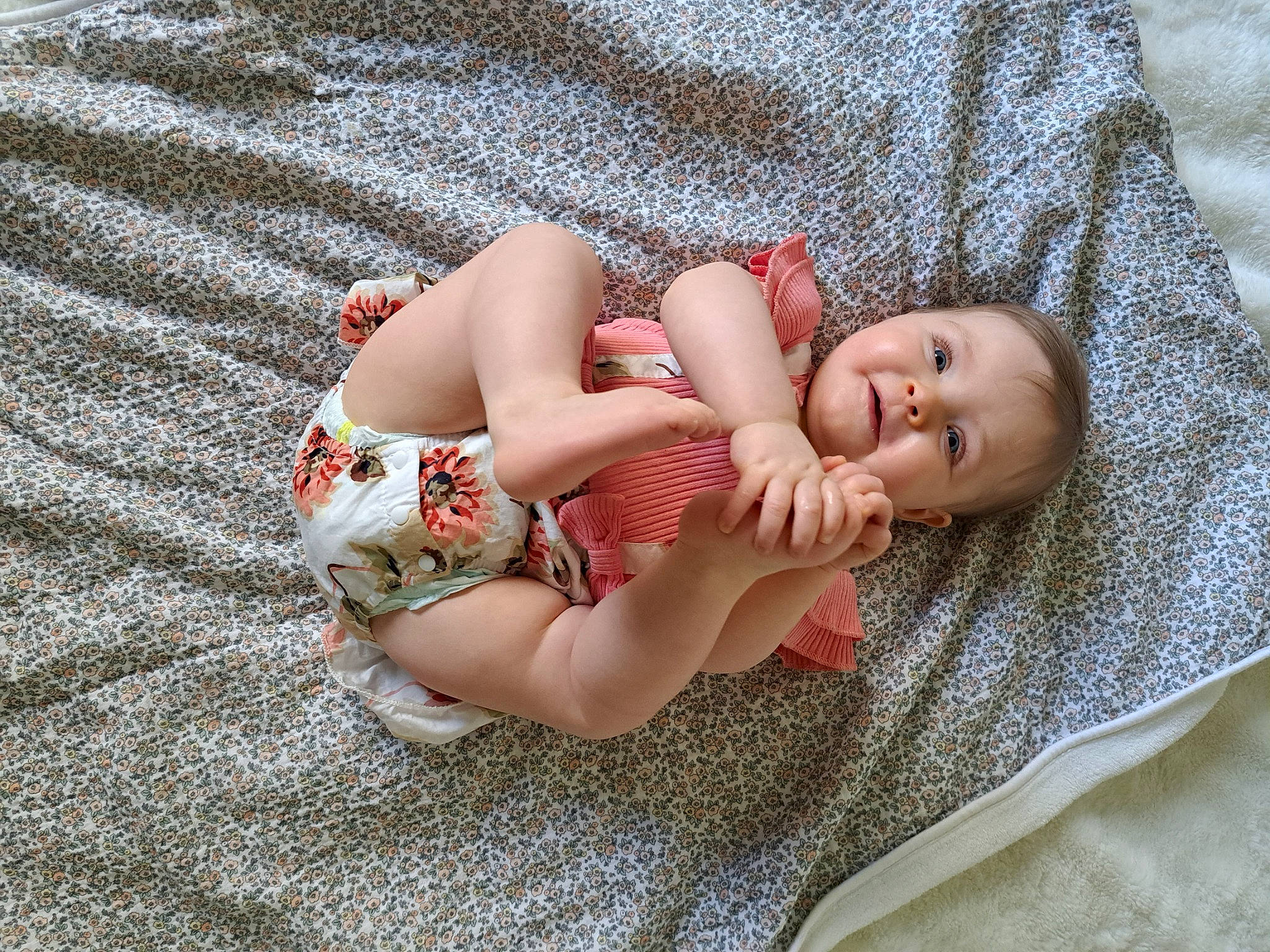 Saphia participe au concours pour gagner de l'argent avec cette photo : arm, baby, baby_sleeping, baby_toddler_clothing, comfort, eye, finger, foot, grass, head, human_body, human_leg, leg, linens, pattern, person, sitting, skin, thigh, toddler