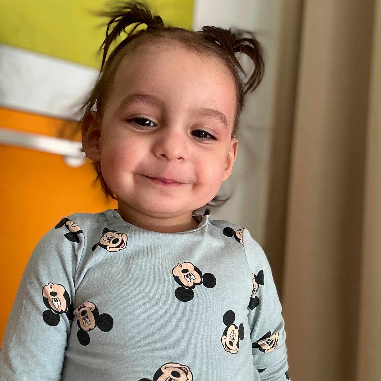 Artemis a rejoint le concours — aidez-le/la à gagner de superbes lots ! baby, babylaughing, blackhair, bodypart, clothing, dimples, face, hair, happy, head, pattern, person, photography, portrait, shoulder, sleeve, smile, t_shirt