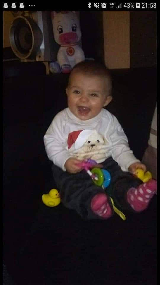 Louna participe au concours pour gagner de l'argent avec cette photo : baby, baby_playing_with_toys, baby_products, baby_toddler_clothing, baby_toys, cheek, child, facial_expression, human, human_body, loudspeaker, nose, organ, person, play, plush, product, sitting, skin, toddler
