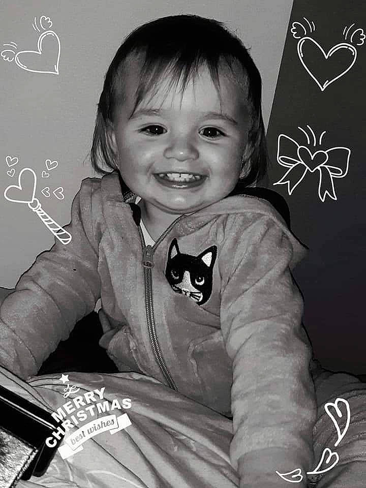 Louna a rejoint le concours — aidez-le/la à gagner de superbes lots ! arthropod, baby, baby_toddler_clothing, blackboard, child, child_model, cool, facial_expression, happy, insect, invertebrate, iris, joy, laugh, long_sleeved_t_shirt, overall, person, portrait, sitting, sleeve