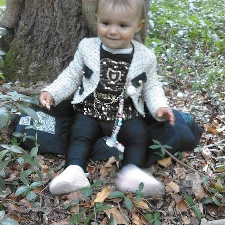 Louna participe au concours pour gagner de l'argent avec cette photo : baby, baby_laughing, baby_toddler_clothing, groundcover, human, joy, mouth, nose, overall, pebble, person, play, sitting, sock, soil, toddler, toy, trunk