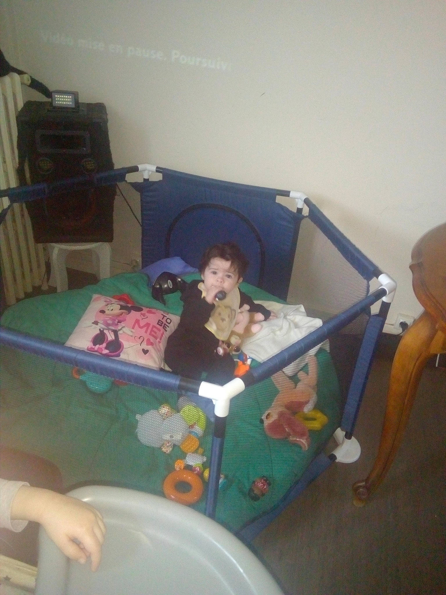 Elicia participe au concours pour gagner de l'argent avec cette photo : baby, baby_products, baby_toys, chair, child, comfort, couch, flooring, fun, leisure, living_room, person, play, recreation, room, sitting, stuffed_toy, toddler, toy