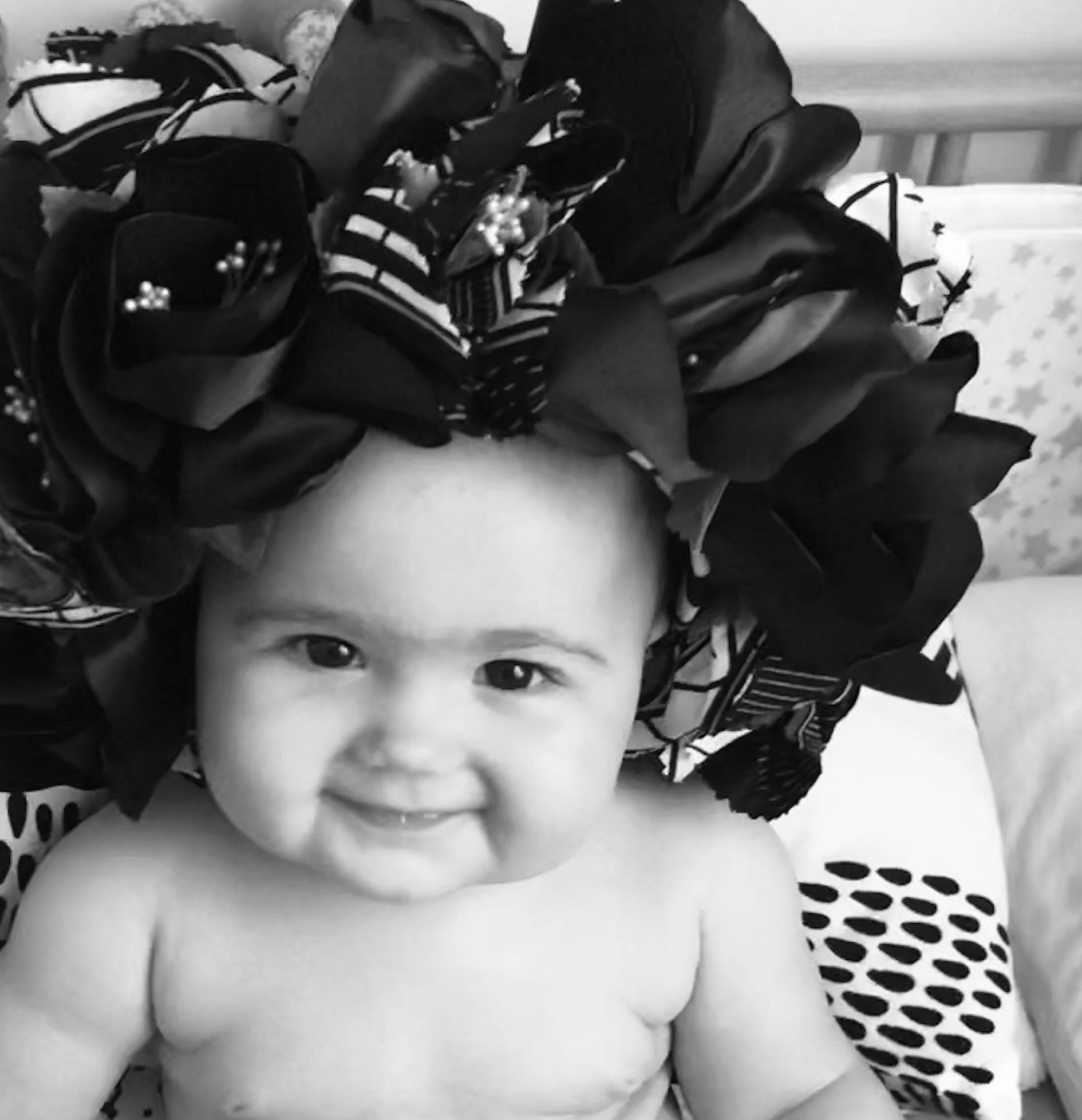 Lili-rose participe au concours pour gagner de l'argent avec cette photo : baby, black, black_and_white, black_hair, child, fashion_accessory, hair_accessory, happy, hat, head, headgear, headpiece, joy, monochrome, monochrome_photography, person, photograph, photography, smile, snapshot