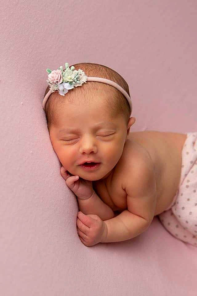 Lya a rejoint le concours — aidez-le/la à gagner de superbes lots ! arm, baby, baby_toddler_clothing, comfort, dress, eye, eyebrow, eyelash, gesture, happy, head, headgear, human_body, iris, leg, lip, nail, neck, person, thumb