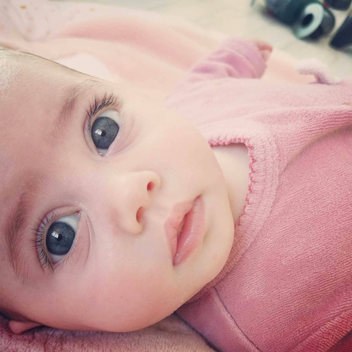 Lya participe au concours pour gagner de l'argent avec cette photo : baby, cheek, child, comfort, eyebrow, eyelash, flash_photography, forehead, grass, happy, iris, lip, magenta, mouth, no_expression, nose, person, pink, portrait_photography, skin