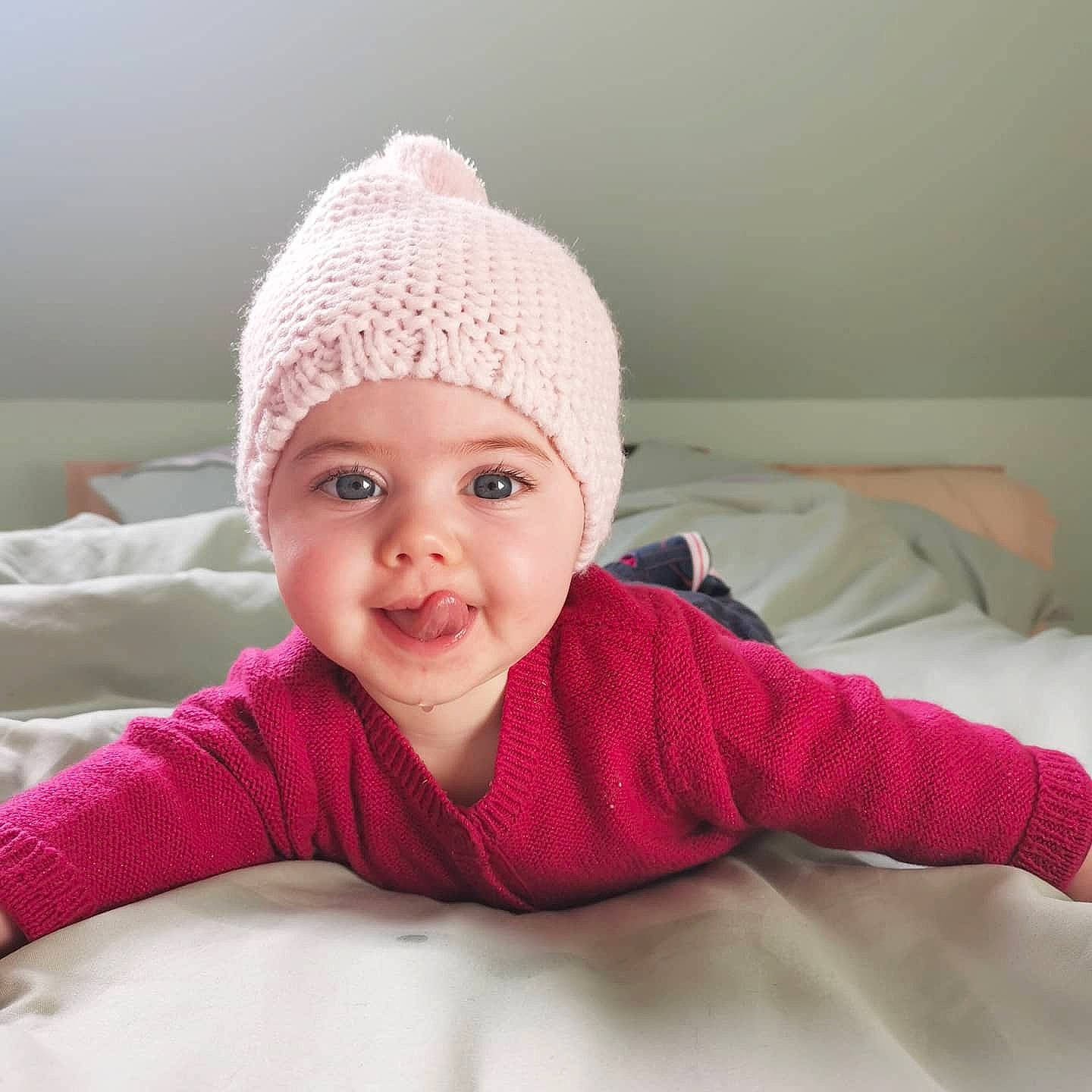 Lya participe au concours pour gagner de l'argent avec cette photo : baby, baby_toddler_clothing, cap, child, comfort, eyebrow, fashion_accessory, happy, headgear, headwear, joy, knit_cap, linens, lip, magenta, pattern, person, sleeve, smile, textile