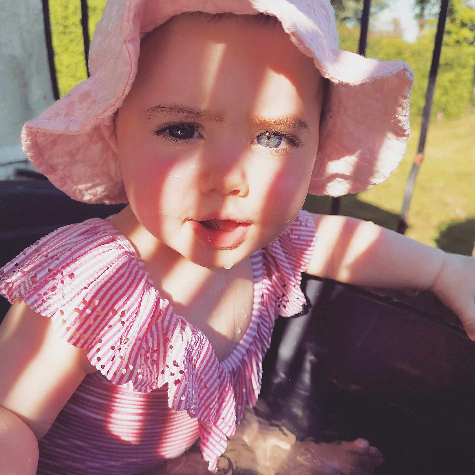 Lya a rejoint le concours — aidez-le/la à gagner de superbes lots ! baby, cap, fun, grass, happy, hat, headgear, iris, leisure, lip, mouth, pink, plant, recreation, skin, smile, sun_hat, sunlight, toddler, tree