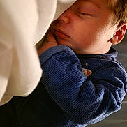 Valentin a rejoint le concours — aidez-le/la à gagner de superbes lots ! baby, sleeping, infant, blue_clothing, blanket, cozy, peaceful, face, hand, newborn, resting, indoors, soft_light, closeup, portrait, cute, child, toddler, skin, warm
