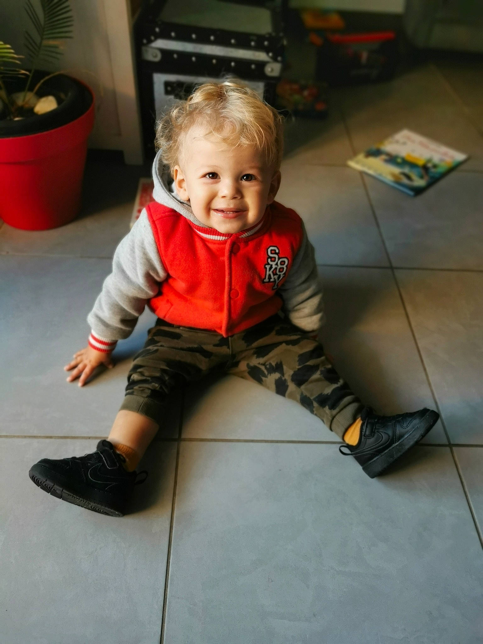 Harley a rejoint le concours — aidez-le/la à gagner de superbes lots ! baby_toddler_clothing, cheek, child, face, floor, flooring, fun, hair, happy, hardwood, head, houseplant, human_leg, joy, leg, person, skin, sleeve, smile, standing