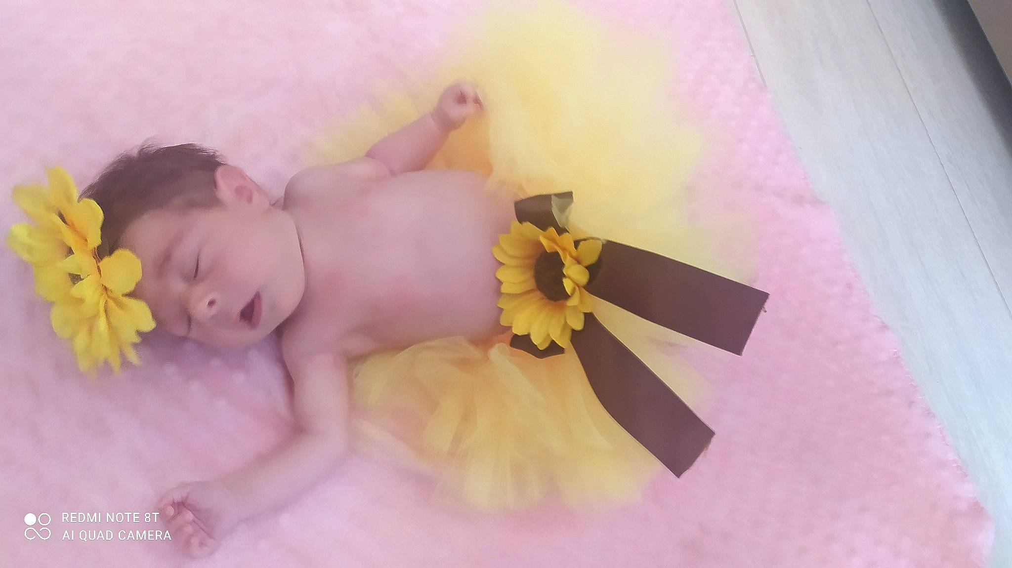 Kyara a rejoint le concours — aidez-le/la à gagner de superbes lots ! baby, baby_products, baby_sleeping, baby_toddler_clothing, comfort, fashion_accessory, finger, flower, happy, headgear, headpiece, infant_bed, linens, peach, person, petal, pink, plant, room, textile