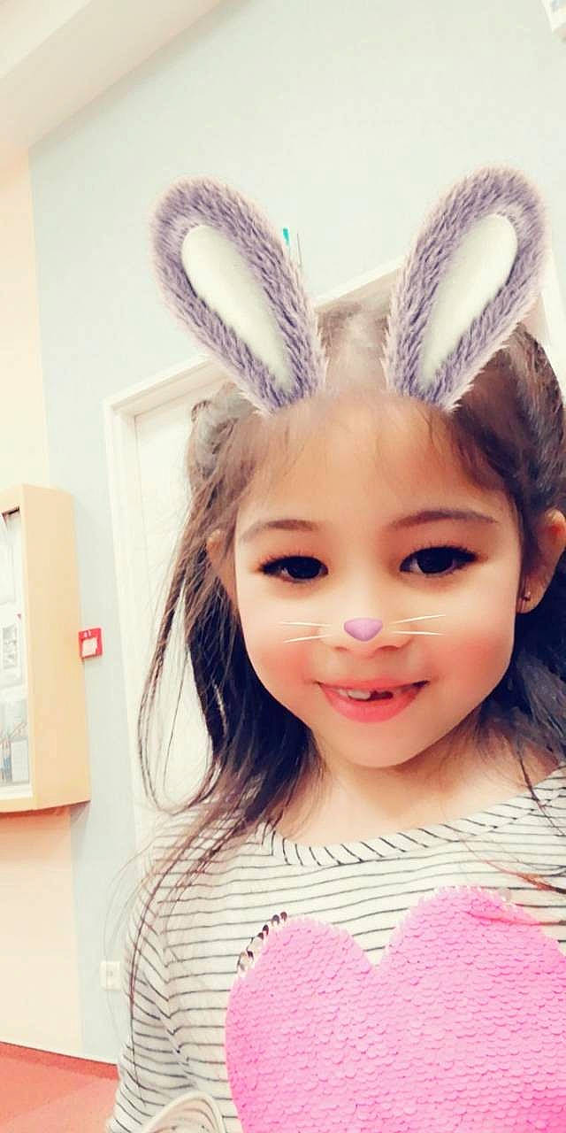 Narvaez Paolo May participe au concours pour gagner de l'argent avec cette photo : brown_hair, child, ear, eye, forehead, girl, hair_accessory, hair_coloring, infant, joy, organ, person, pink, skin, smile, textile